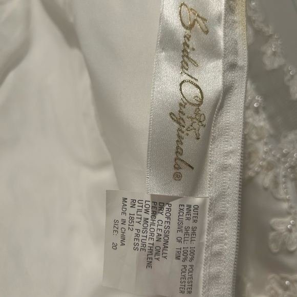 Bridal Originals Wedding Gown Size 20 w/Veil and Undergarments. Never worn. - Picture 12 of 14
